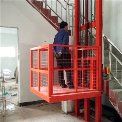 Függőleges egyirányú vasúti rakomány lift
